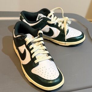 Nike Low-Top Sneakers - White & Dark Green